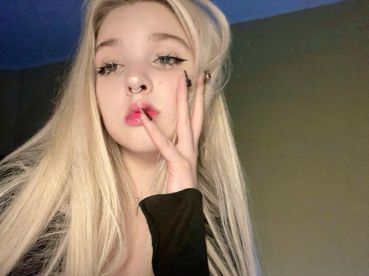 Содержанка Ксюша 19 лет желает познакомиться