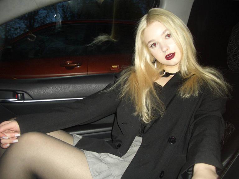 Содержанка Ксюша 19 лет желает познакомиться